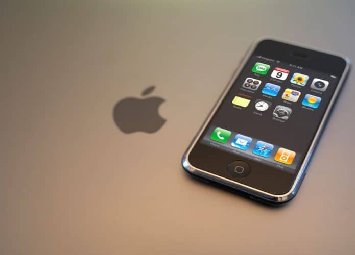 Celular Iphone com imagem da maçã ao lado