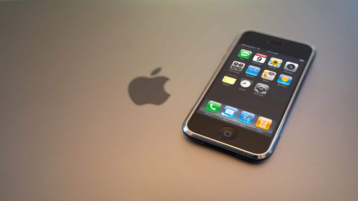 Celular Iphone com imagem da maçã ao lado