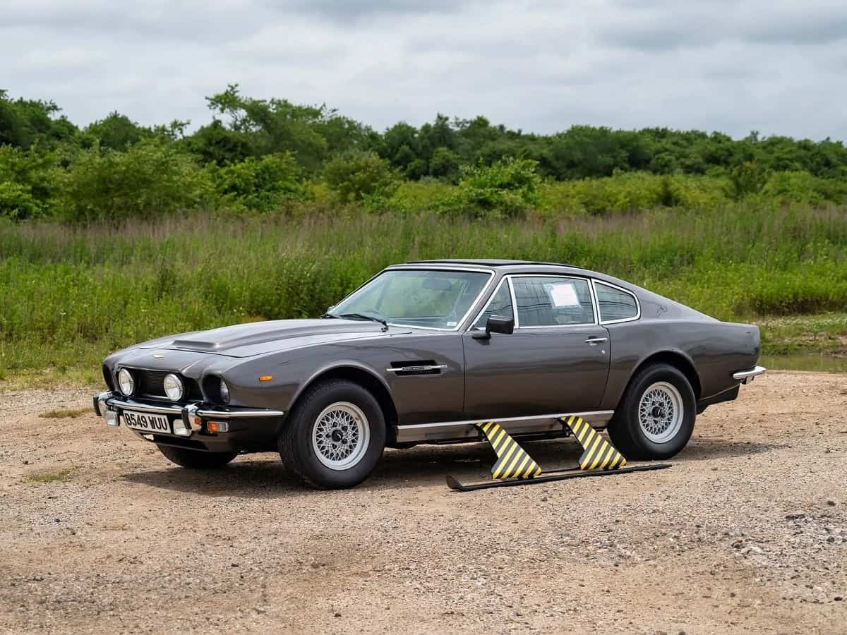 aston_martin_v8_1