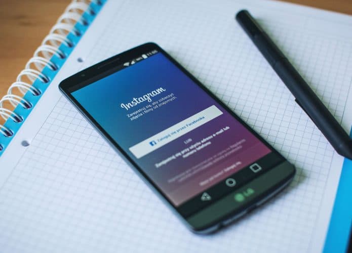 Imagem mostrando celular com tela aberta no Instagram