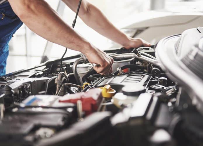 Mecânico de automóveis trocando peças