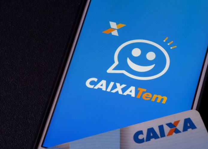 Celular e cartão com logos da Caixa e ícone do caixa tem na tela
