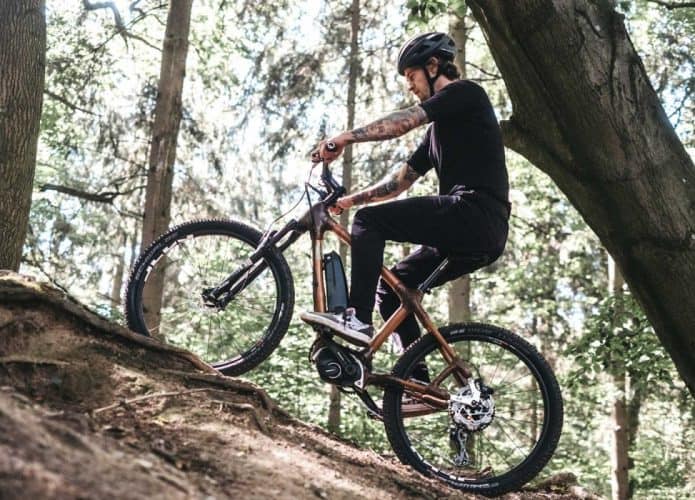 Essa mountain bike elétrica feita de bambu é esportiva e off-road