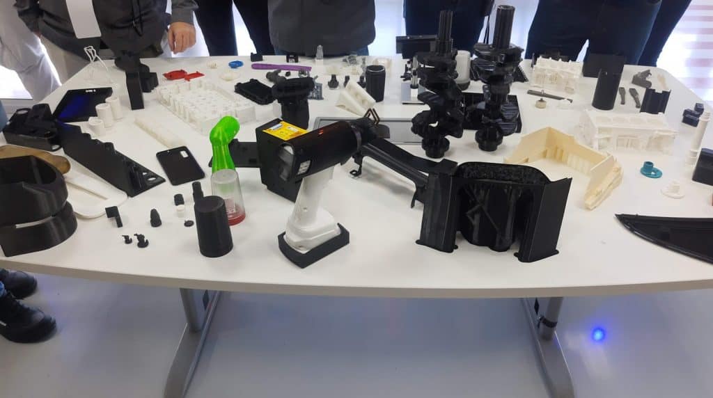 Exemplos de peças criadas em impressora 3D para auxiliar a produção.