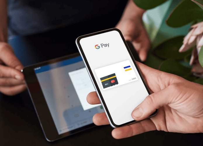 Imagem mostrando alguém usando o Google Pay