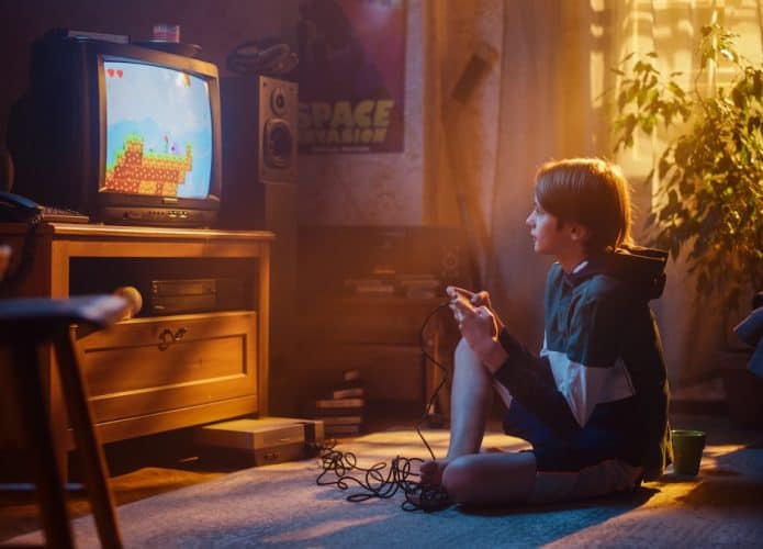 Garoto jogando NES nos anos 1990