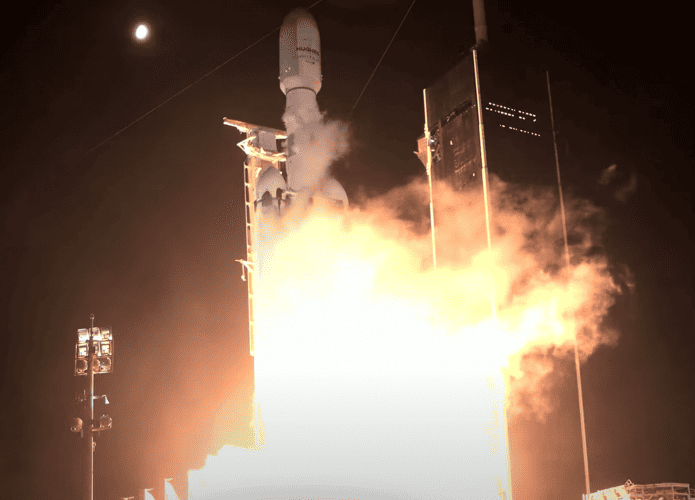 Foguete Falcon Heavy da SpaceX lança satélite gigante