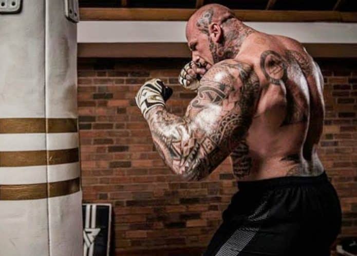 martyn ford com saco de pancadas