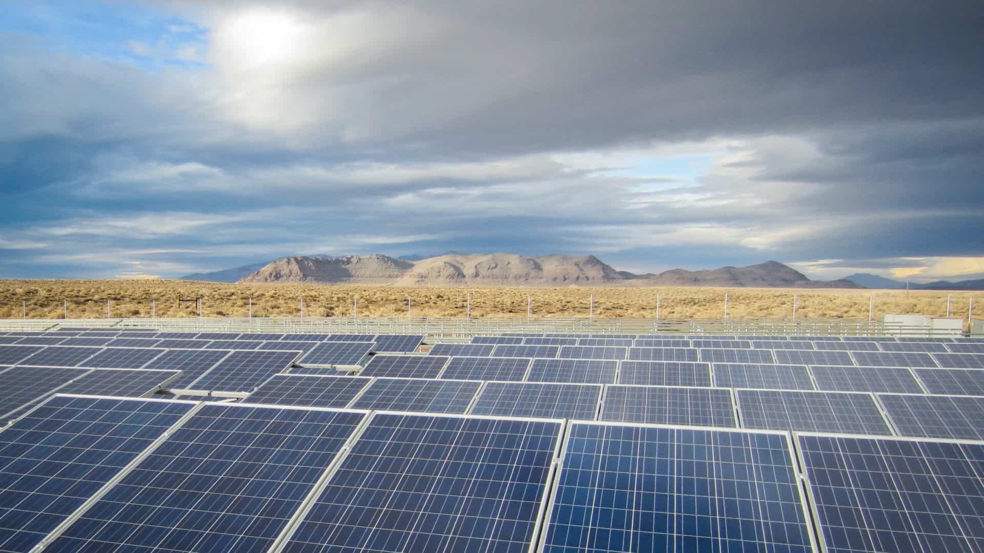 Painéis solares representando energia renovável