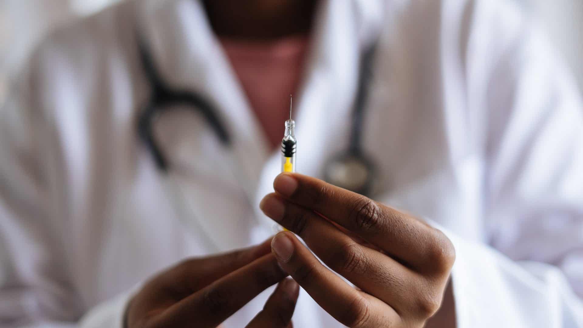 Médico preparando uma dose de remédio
