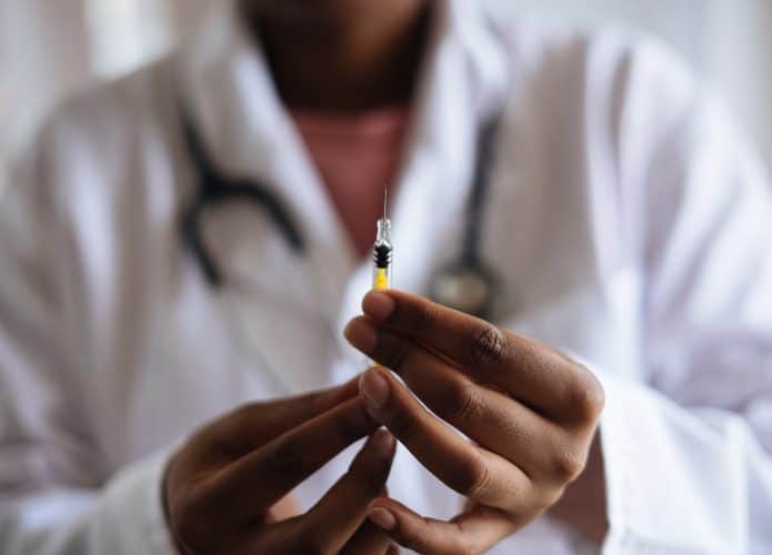 Médico preparando uma dose de remédio
