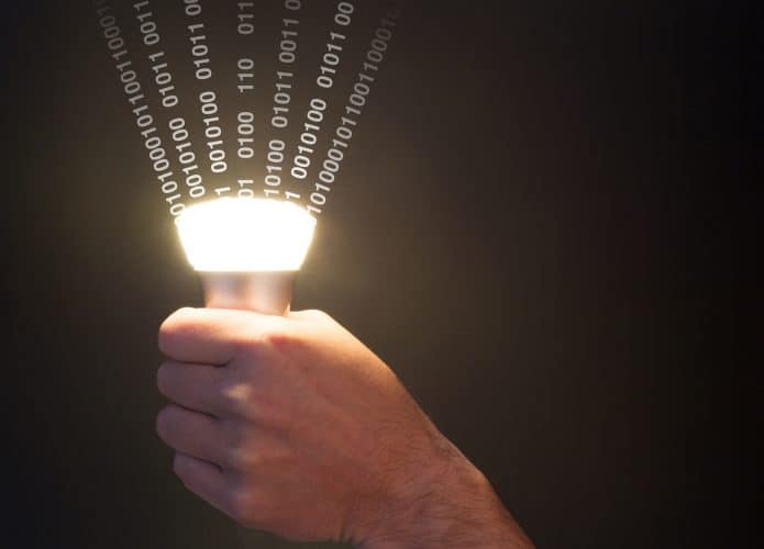 Lâmpada com dados, como Li-Fi (Imagem: BeeBright/Shutterstock)
