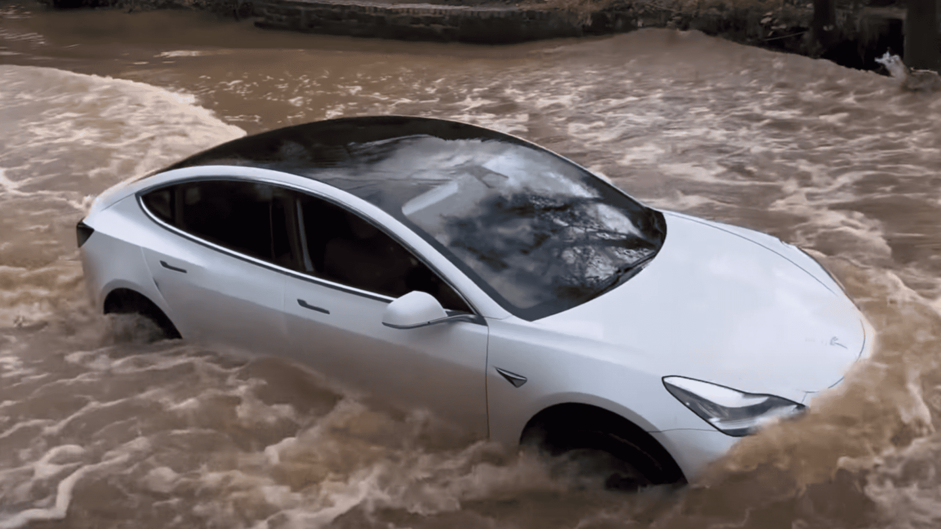 Tesla atravessa rio na Inglaterra