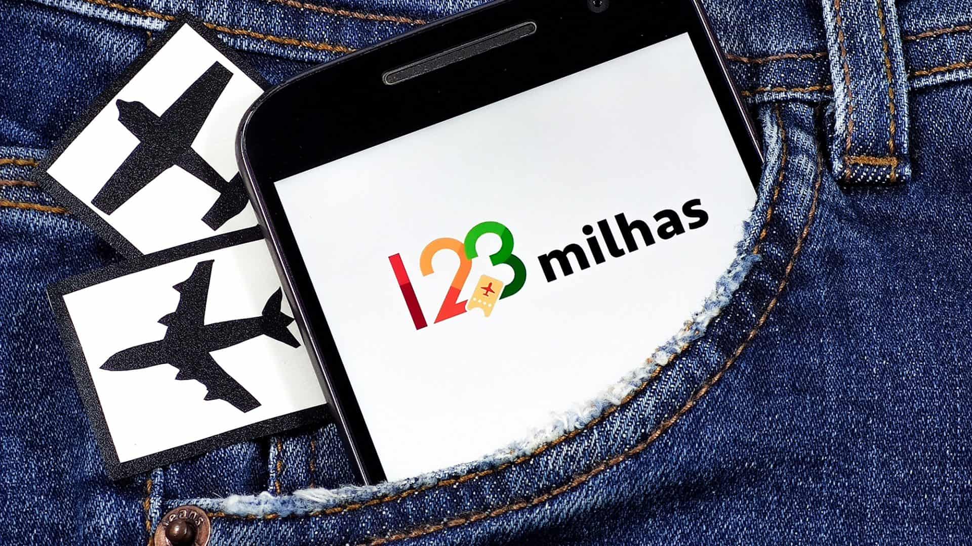 Logotipo da 123 milhas num celular