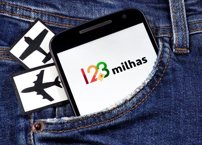 Logotipo da 123 milhas num celular