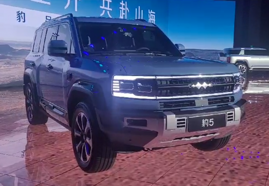 Novo SUV híbrido BAO 5 da FANGCHENGBAO 
