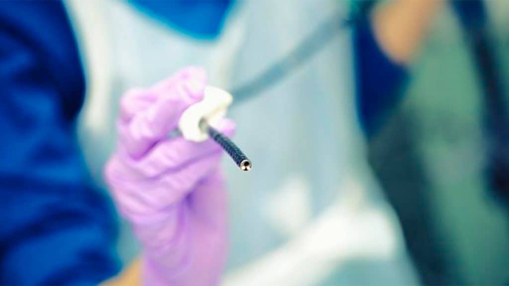 Médico segurando broncoscópio