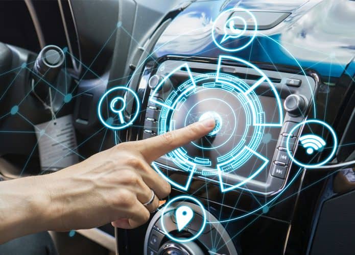 Foto com ilustração de pessoa tocando em painel de carro e expandindo menu holográfico de recursos