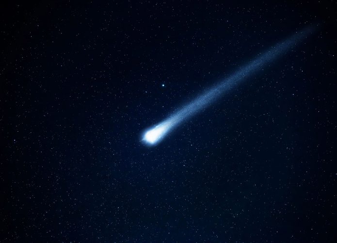 Cometa em céu estrelado