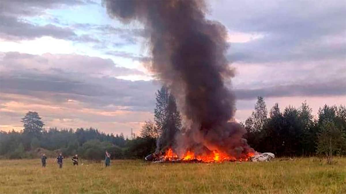 Destroços em chamas de avião que caiu com líder mercenário russo