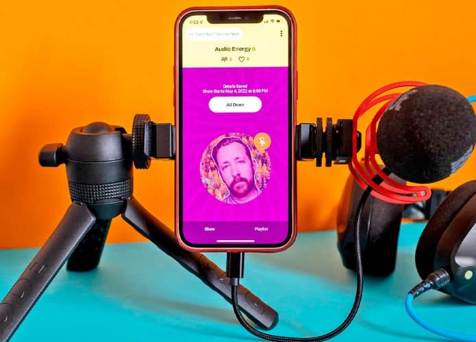 iPhone com Amazon Amp aberto encaixado em tripé com microfone