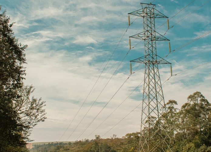 Torre de energia em horto florestal de Piracicaba
