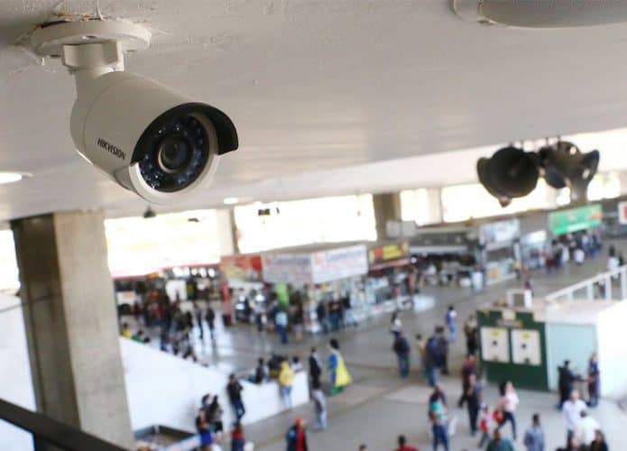 Câmeras de segurança com reconhecimento facial em local público