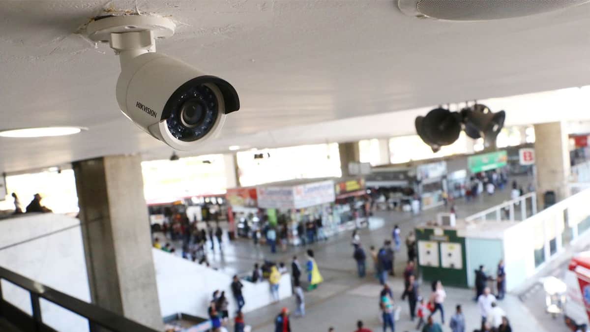 Câmeras de segurança com reconhecimento facial em local público