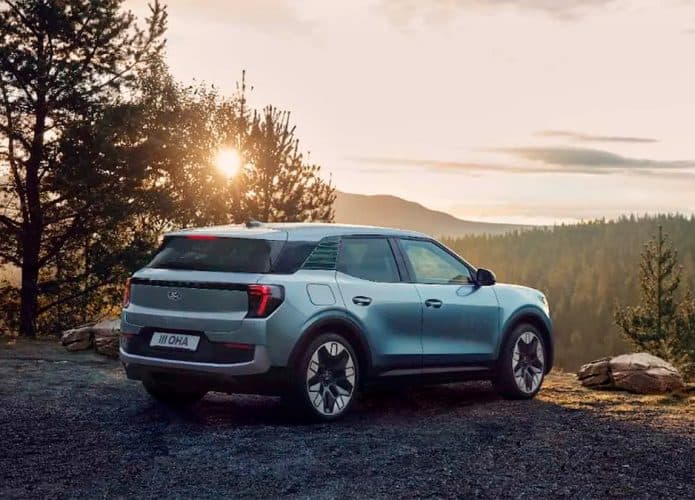 Ford Explorer, um dos veículos elétricos da marca, em beira de barranco durante pôr do sol