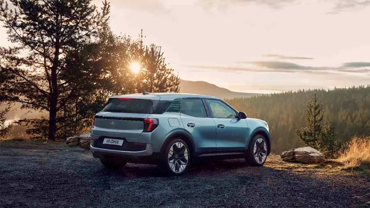 Ford Explorer, um dos veículos elétricos da marca, em beira de barranco durante pôr do sol