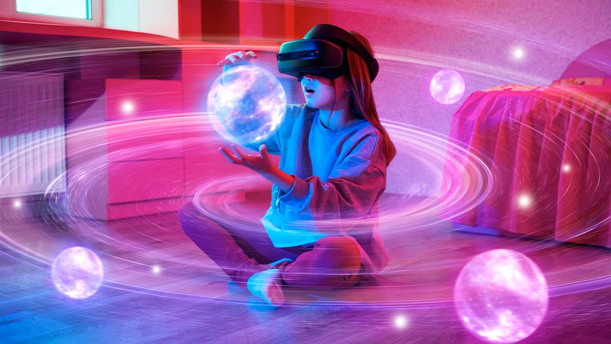 Menina nova usando óculos de realidade virtual e sentada brincando com hologramas de planetas