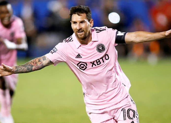 Jogador de futebol Lionel Messi comemorando um gol durante um jogo