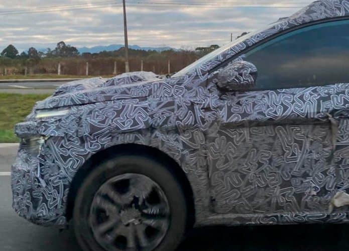 Novo SUV da Renault com camuflagem andando em rodovia no Paraná