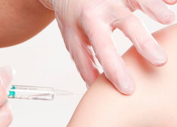 Profissional da saúde aplicando ozônio em paciente durante ozonioterapia