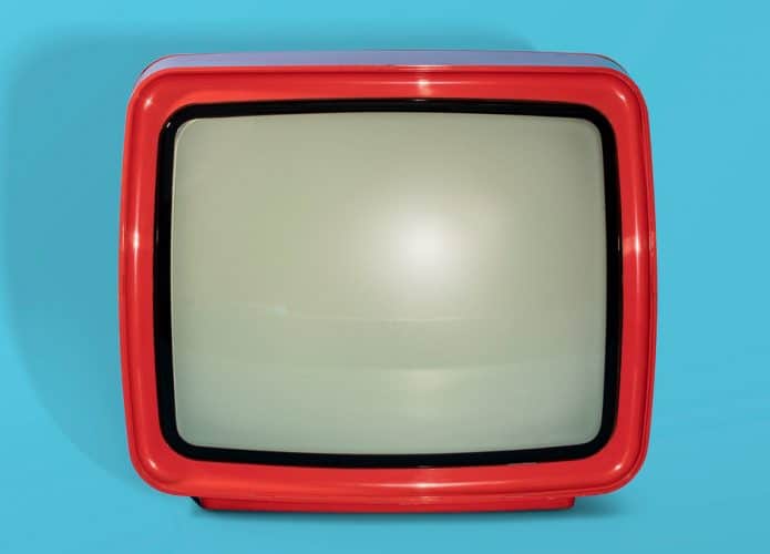 TV antiga vermelha na frente de um fundo azul