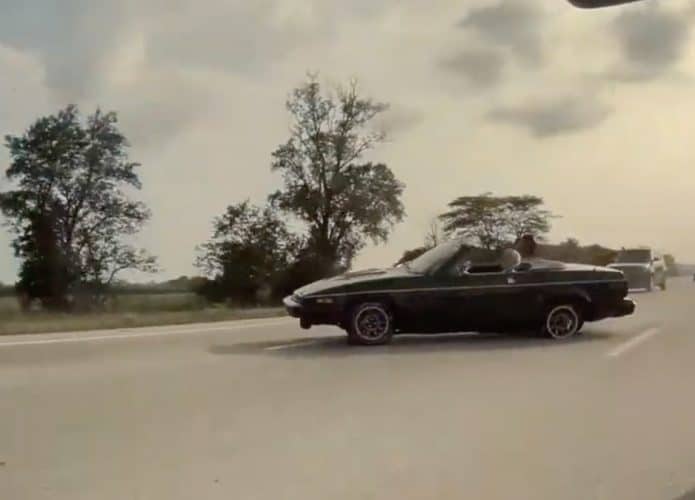 Imagem capturada por Tesla de carro rodando na estrada