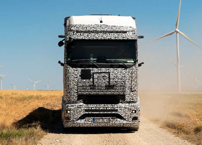 eActros 600, caminhão elétrico Mercedes Benz, em estrada de terra num dia ensolarado