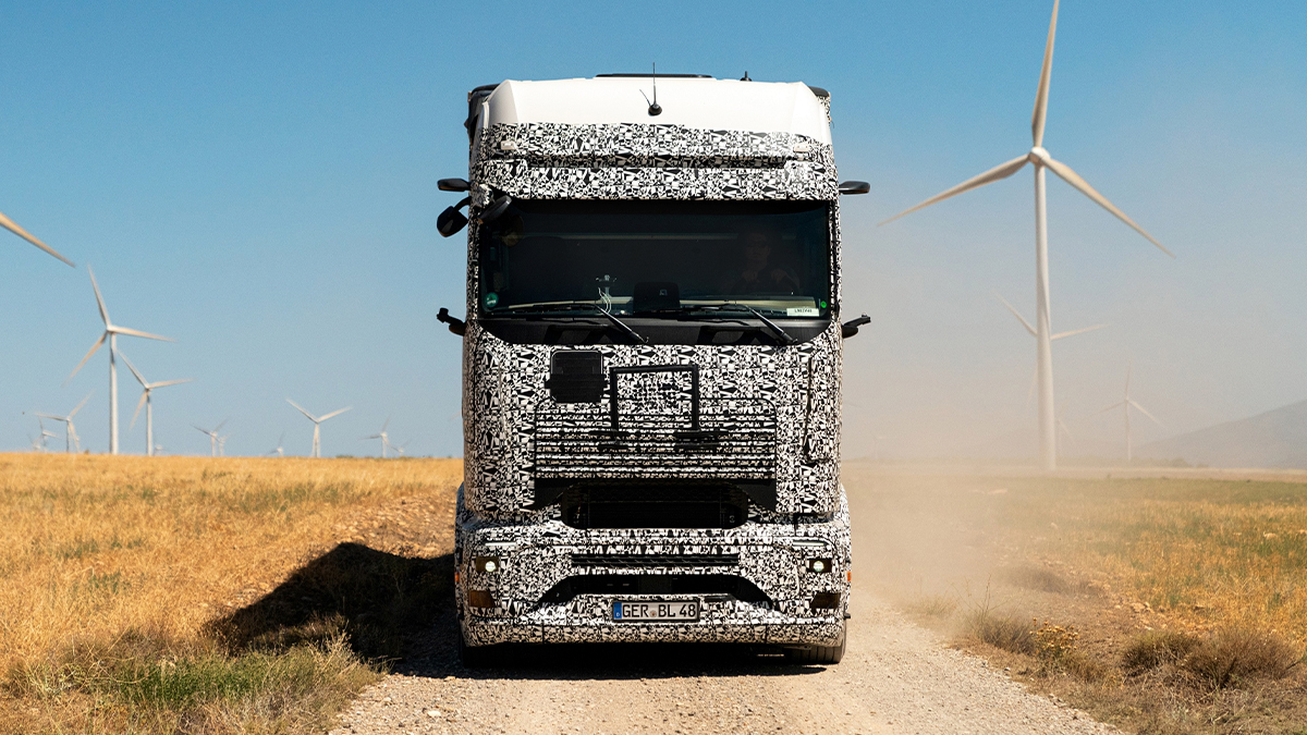 eActros 600, caminhão elétrico Mercedes Benz, em estrada de terra num dia ensolarado