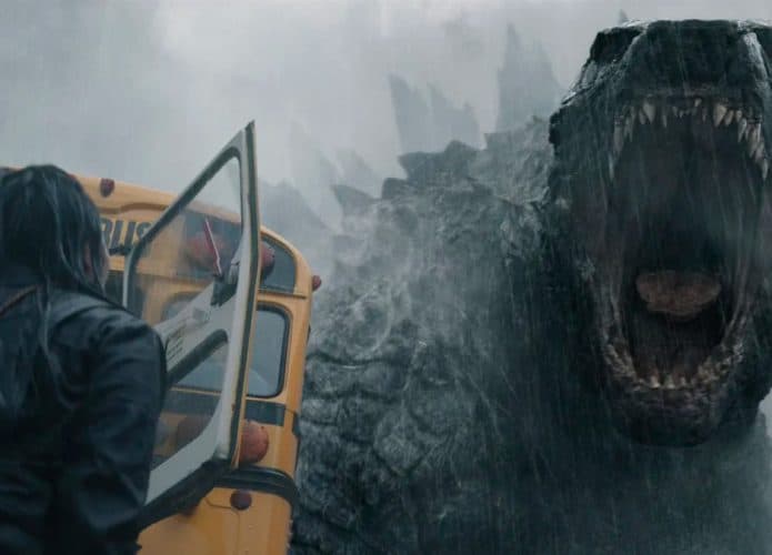 Pessoa olhando para o Godzilla