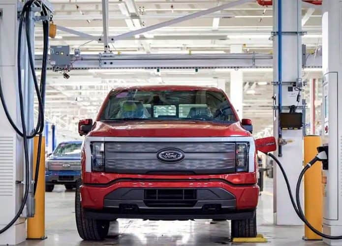 Picape F-150 Lightning, um dos veículos elétricos da Ford, tendo bateria carregada