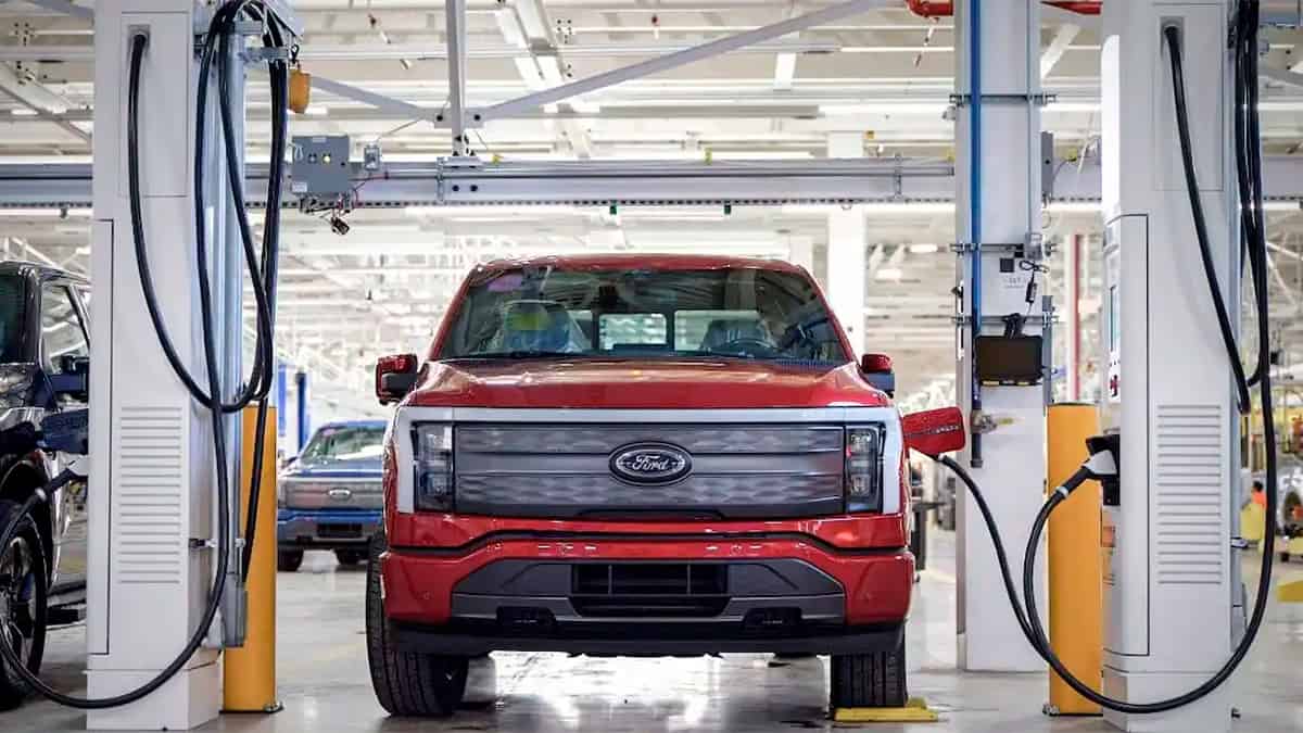 Picape F-150 Lightning, um dos veículos elétricos da Ford, tendo bateria carregada
