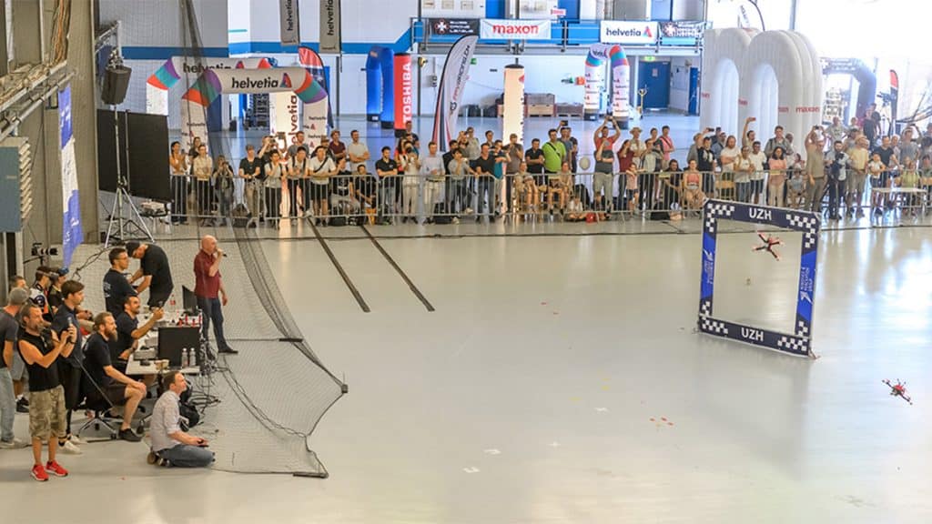 Pessoas em corrida de drones contra inteligência artificial