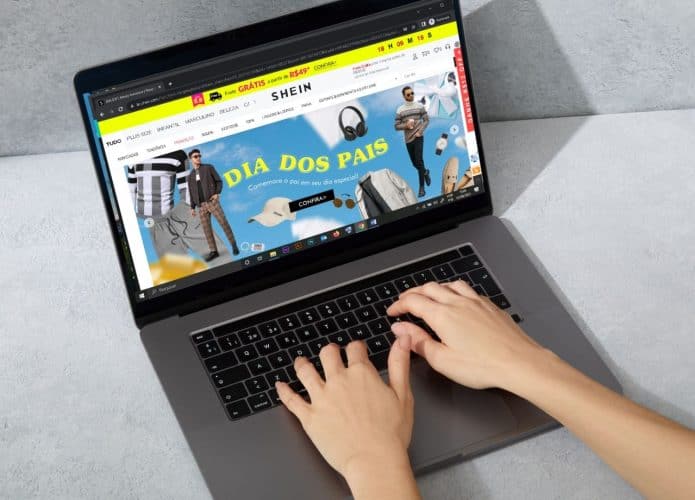 Imagem mostrando tela de pc com o site da Shein aberto
