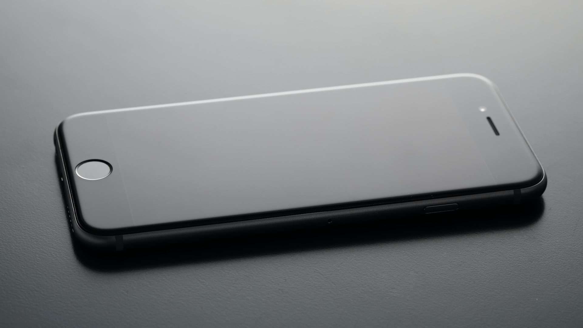 Iphone desligando sozinho? Veja como resolver. Via Lorenzo Rui/Unsplash