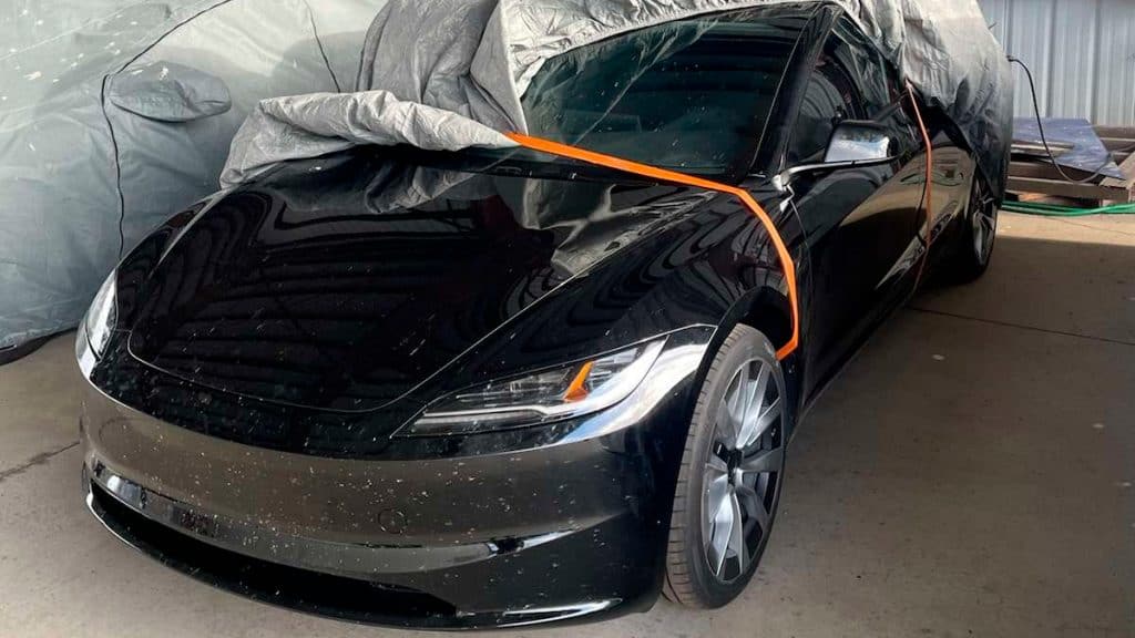 Novo Tesla Model 3 em galpão