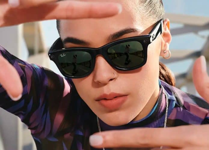 Mulher usando óculos Ray-Ban da Meta