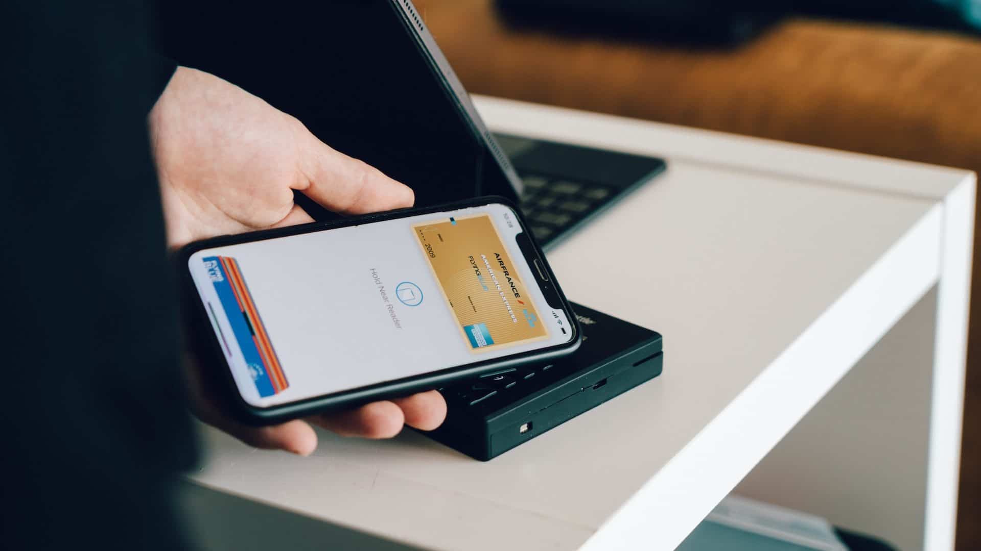 Pagamento com Apple Wallet (iPhone) via Cardmapr/Unsplash