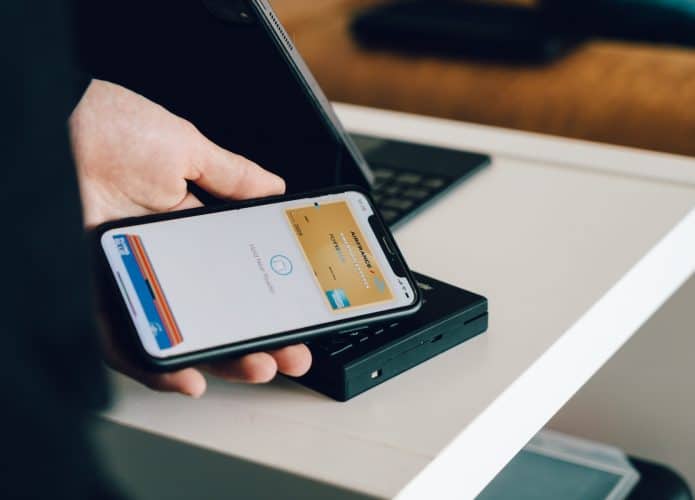 Pagamento com Apple Wallet (iPhone) via Cardmapr/Unsplash