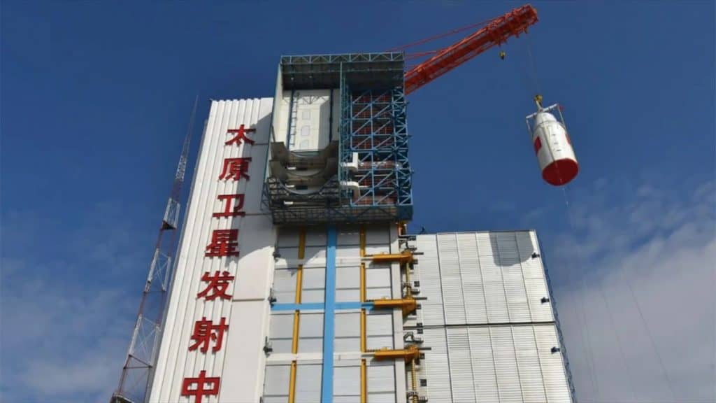 Grua levando satélite chinês para foguete