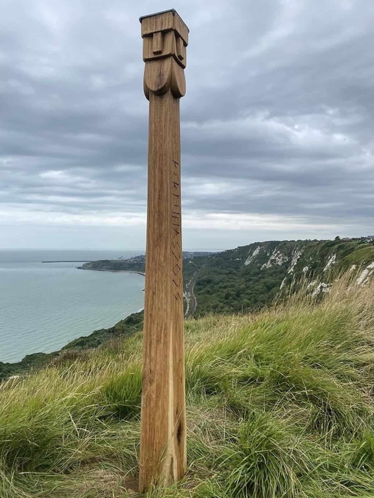 Totem misterioso surge em penhasco na Inglaterra e ninguém sabe como